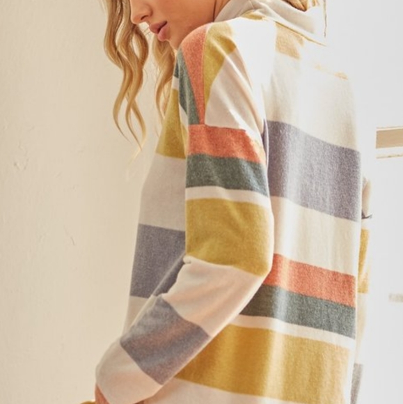 🆕🌿STRIPED TURTLENECK TOP 🌿 - Picture 5 of 6